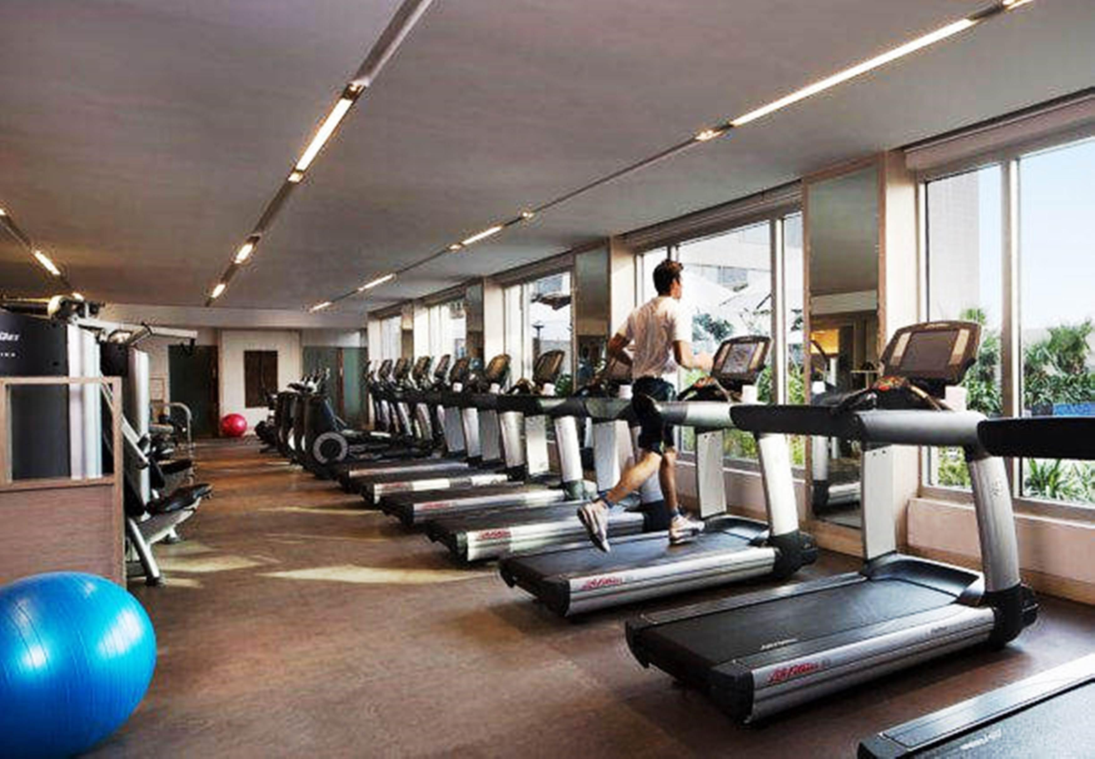 Jw Marriott Hotel New Delhi Aerocity Eksteriør billede A treadmill in a gym
