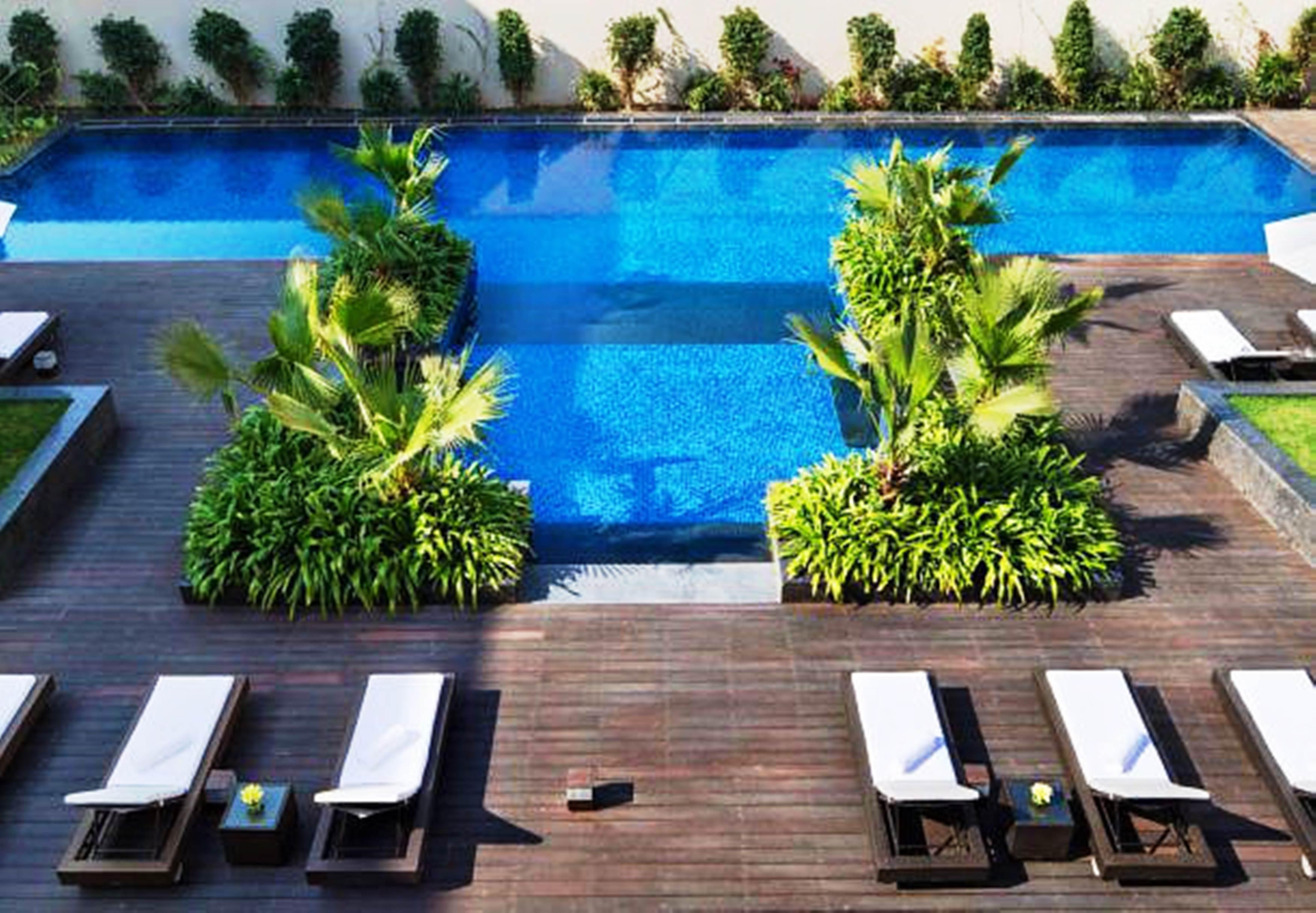 Jw Marriott Hotel New Delhi Aerocity Eksteriør billede The pool at the hotel