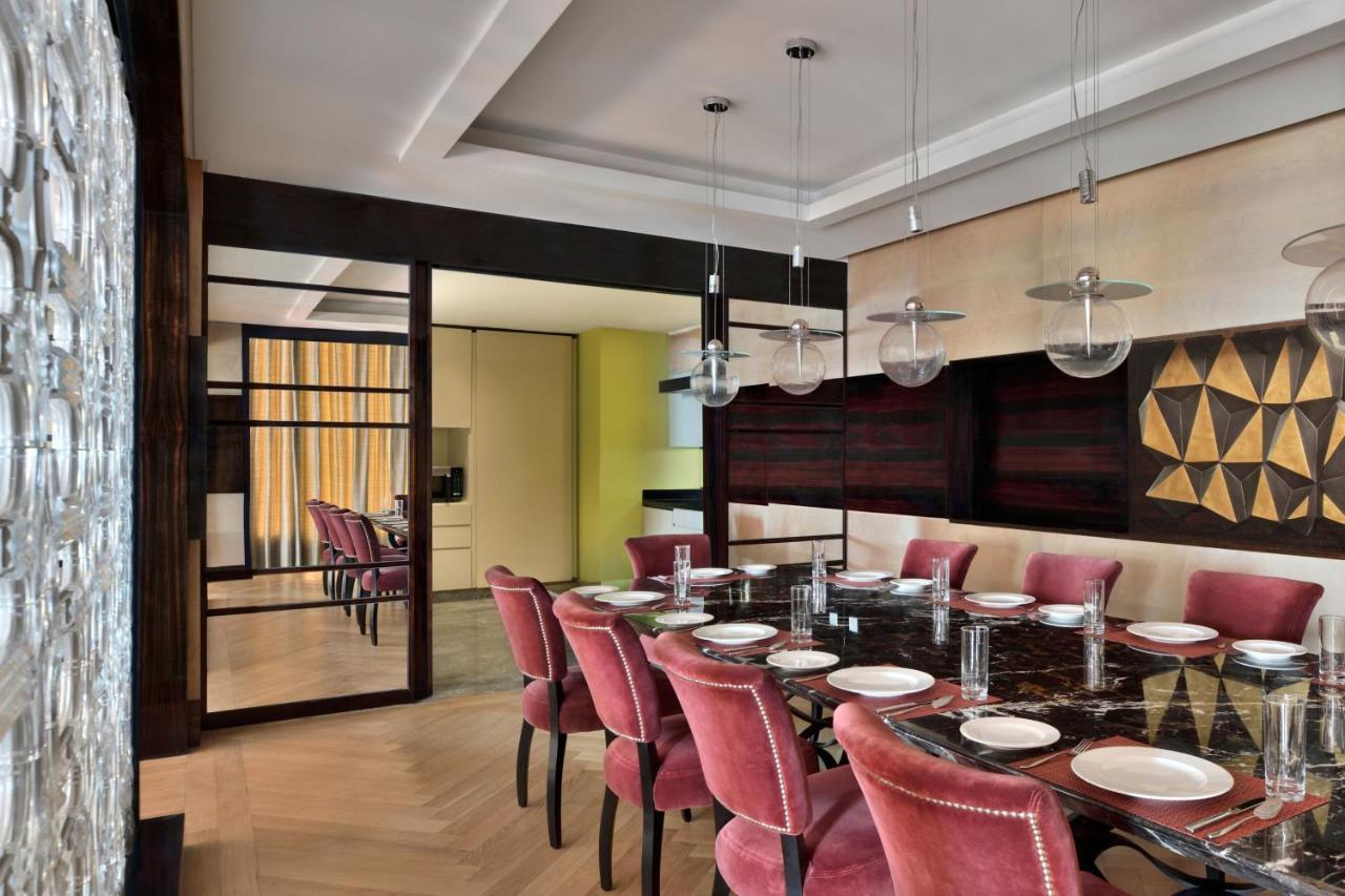 Jw Marriott Hotel New Delhi Aerocity Eksteriør billede The dining room