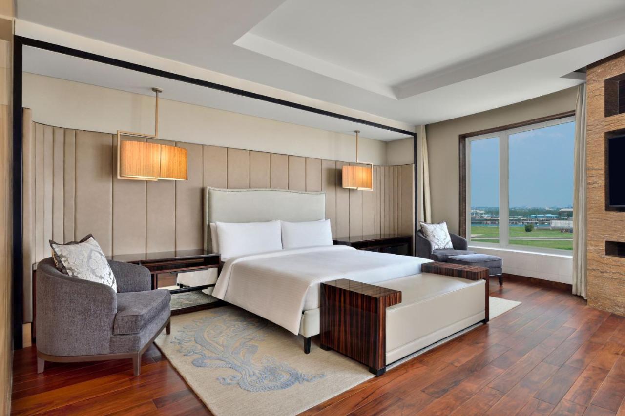 Jw Marriott Hotel New Delhi Aerocity Eksteriør billede A bedroom at the hotel