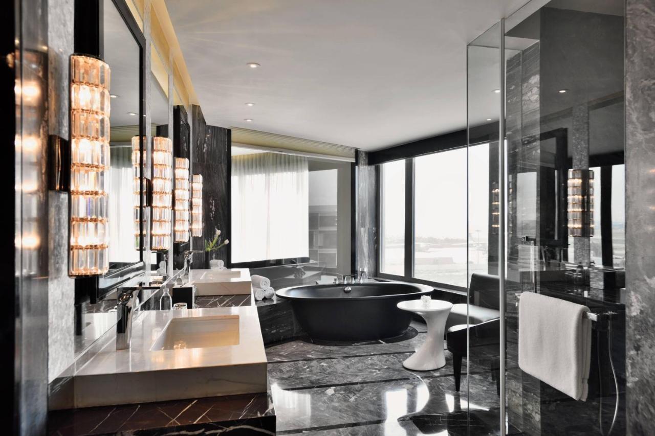 Jw Marriott Hotel New Delhi Aerocity Eksteriør billede Bathroom