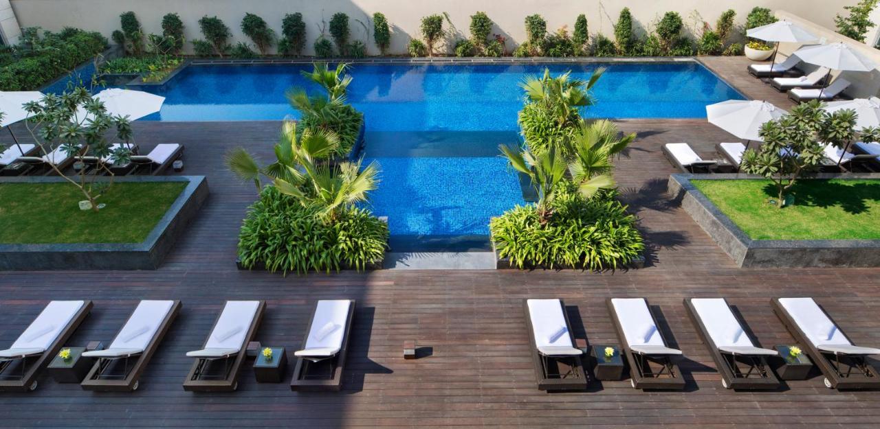 Jw Marriott Hotel New Delhi Aerocity Eksteriør billede The pool at the hotel