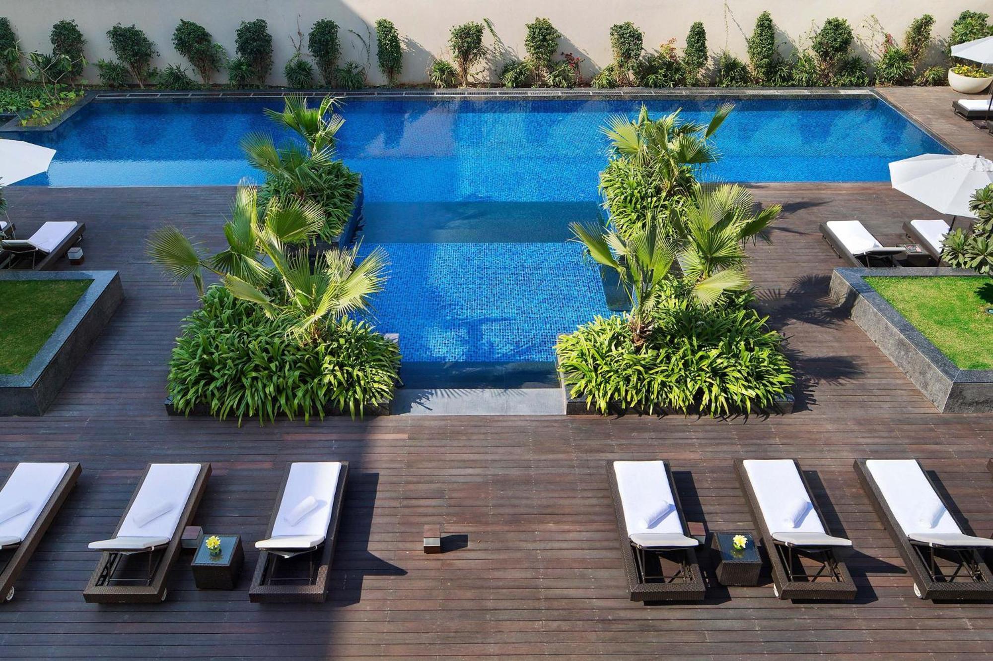 Jw Marriott Hotel New Delhi Aerocity Eksteriør billede The pool at the hotel