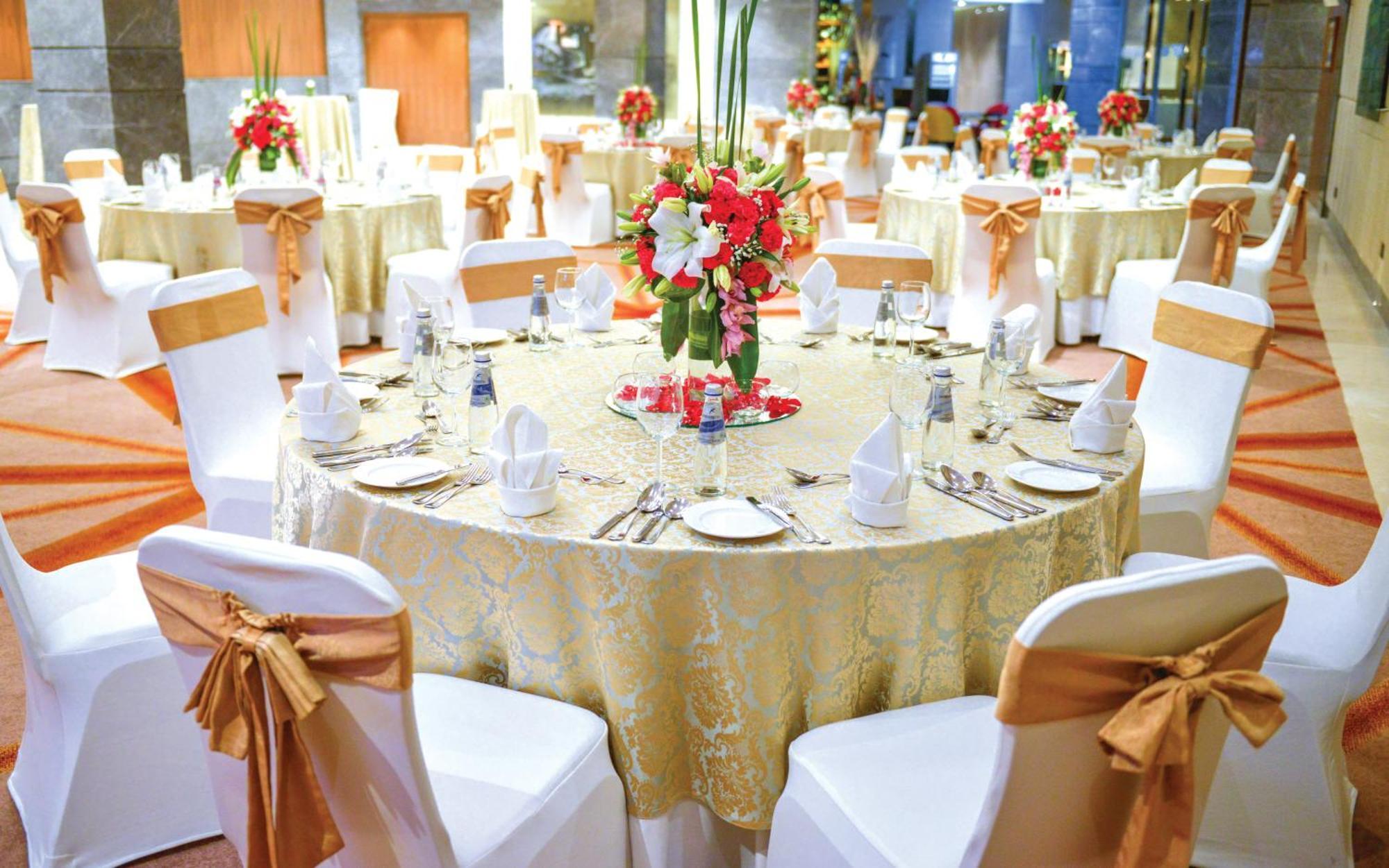 Jw Marriott Hotel New Delhi Aerocity Eksteriør billede A table set for a formal dinner