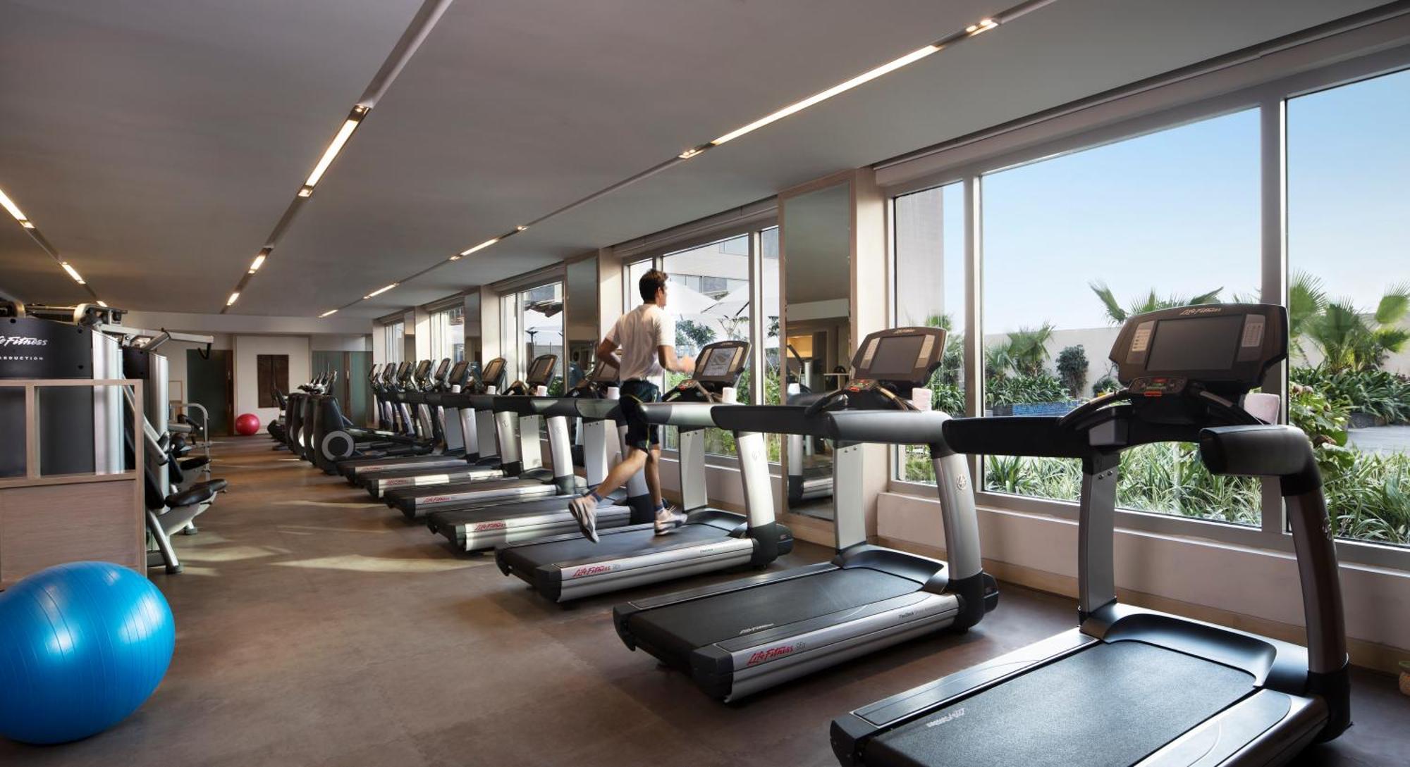 Jw Marriott Hotel New Delhi Aerocity Eksteriør billede The gym at the hotel