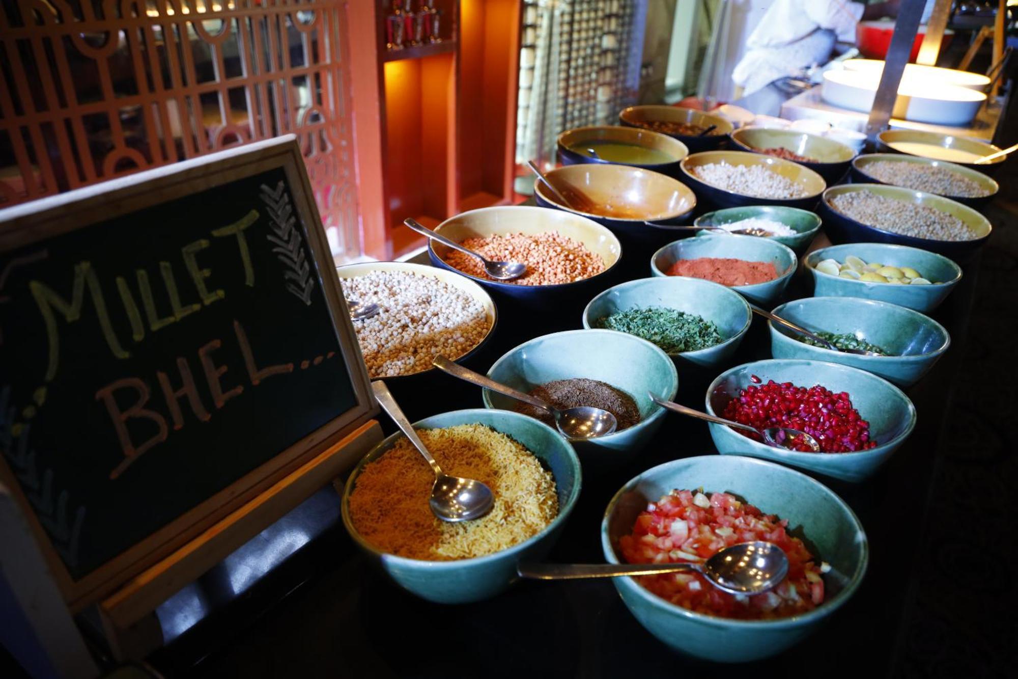 Jw Marriott Hotel New Delhi Aerocity Eksteriør billede A selection of muesli at a buffet