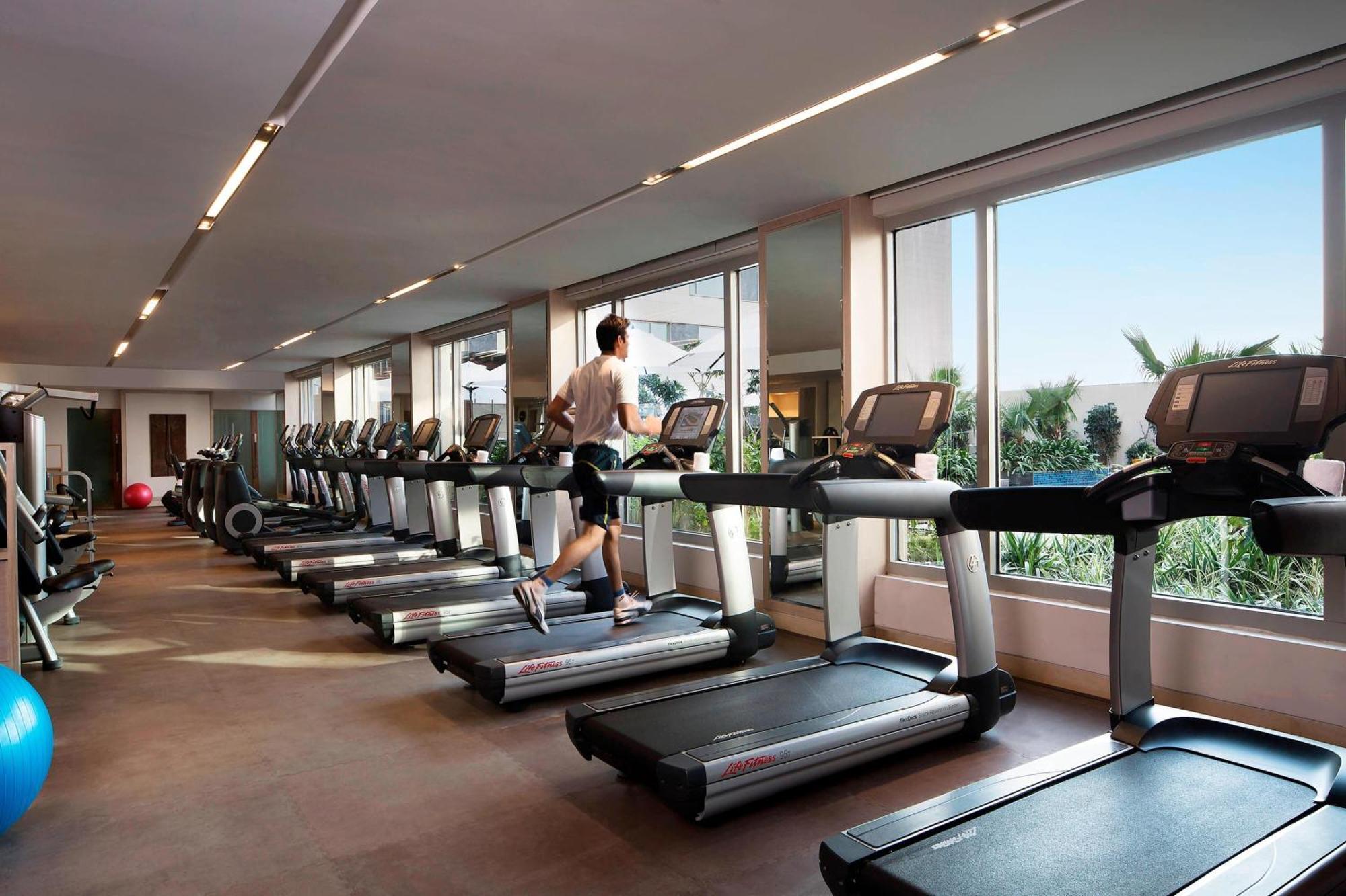 Jw Marriott Hotel New Delhi Aerocity Eksteriør billede The gym at the hotel